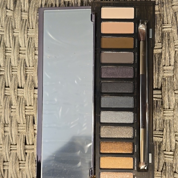 Urban Decay Naked Discontinued Eye Palette-New In Box - Picture 6 of 11
